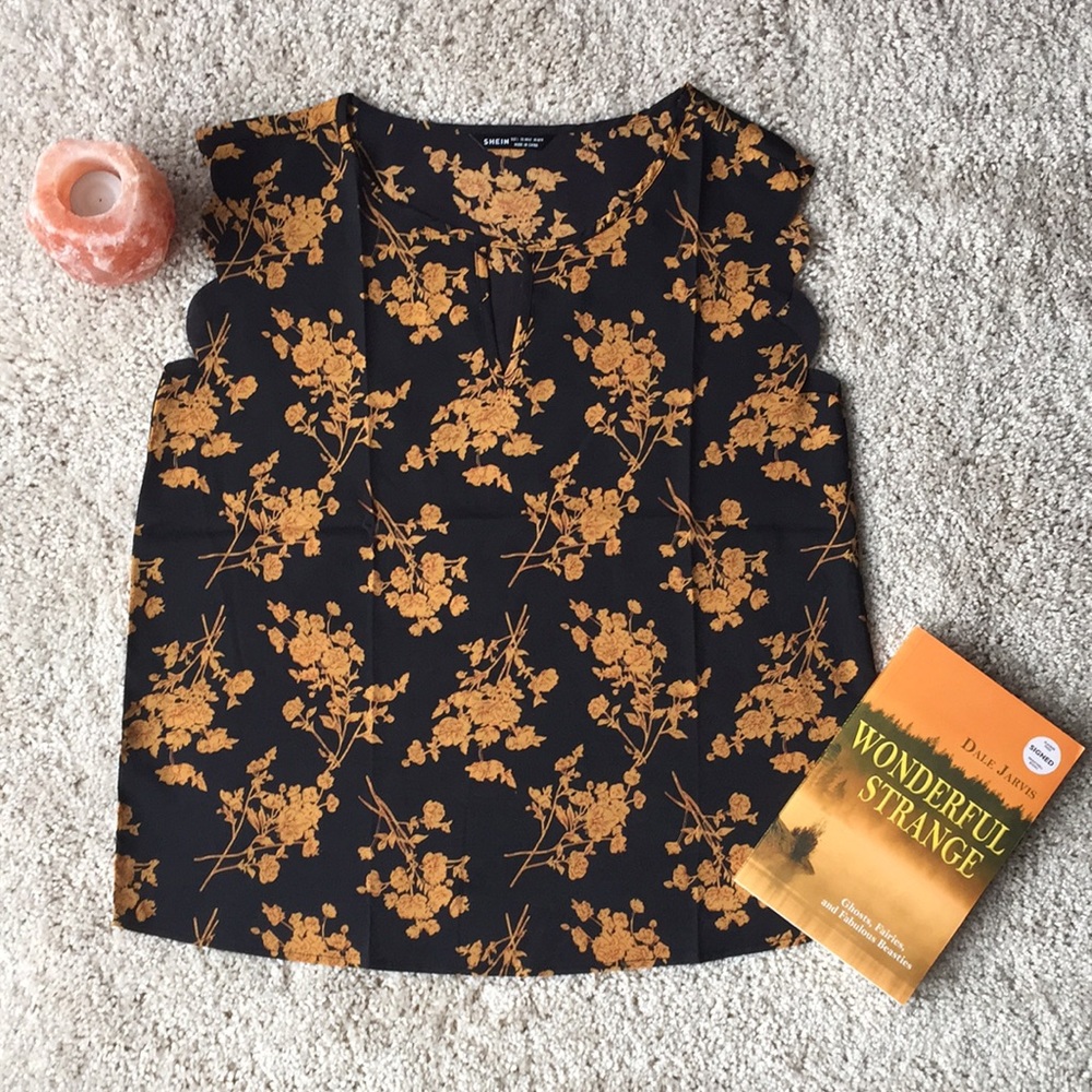 SHEIN | Floral Scallop Trim Top